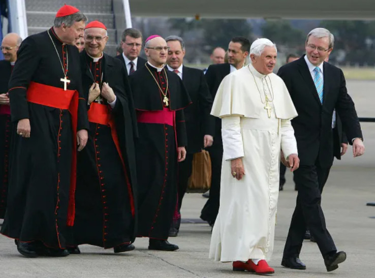 Πάπας Βενέδικτος: Η ιστορία πίσω από τα κόκκινα παπούτσια του