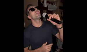 Επος: Ο Σλούκας με μαύρο γυαλί τραγουδάει Οικονομόπουλο