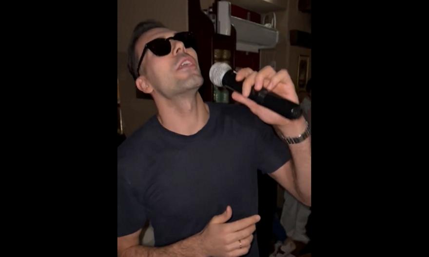 Επος: Ο Σλούκας με μαύρο γυαλί τραγουδάει Οικονομόπουλο