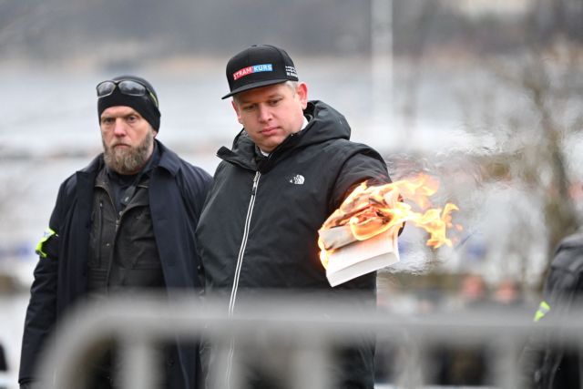 Σουηδία: Ακροδεξιοί διαδηλωτές έκαψαν το Κοράνι