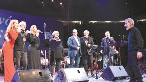 Ολες οι γενιές στη συναυλία του ΚΚΕ για τον Σταύρο Ξαρχάκο