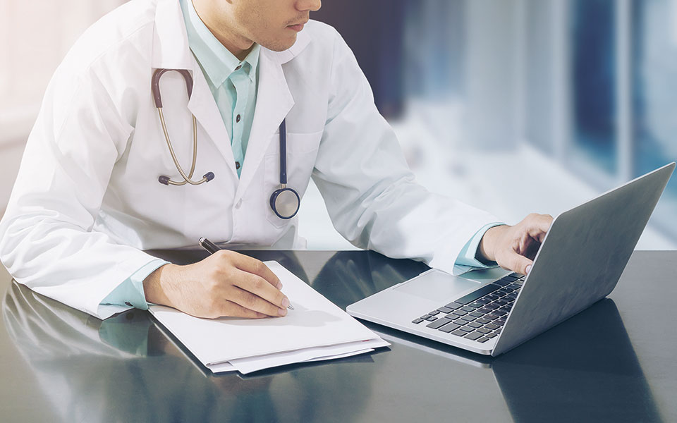 Γιατρός συνταγογραφούσε παράνομα ναρκωτικές ουσίες στο όνομα ασφαλισμένου