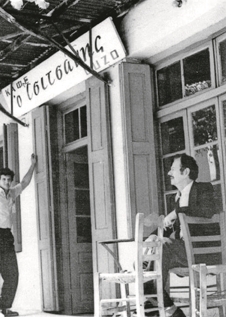 …Στέκει ο Τσιτσάνης μ’ ένα μικρό βιολί