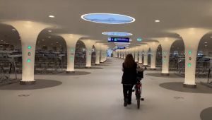 Αλλού πάρκινγκ ποδηλάτου κάτω απ’ το νερό, στην Αθήνα μία θέση «Π» αδυνατώ να βρω…