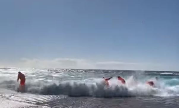 Πελώριο κύμα «καταπίνει» καβοδέτες στο λιμάνι της Τήνου