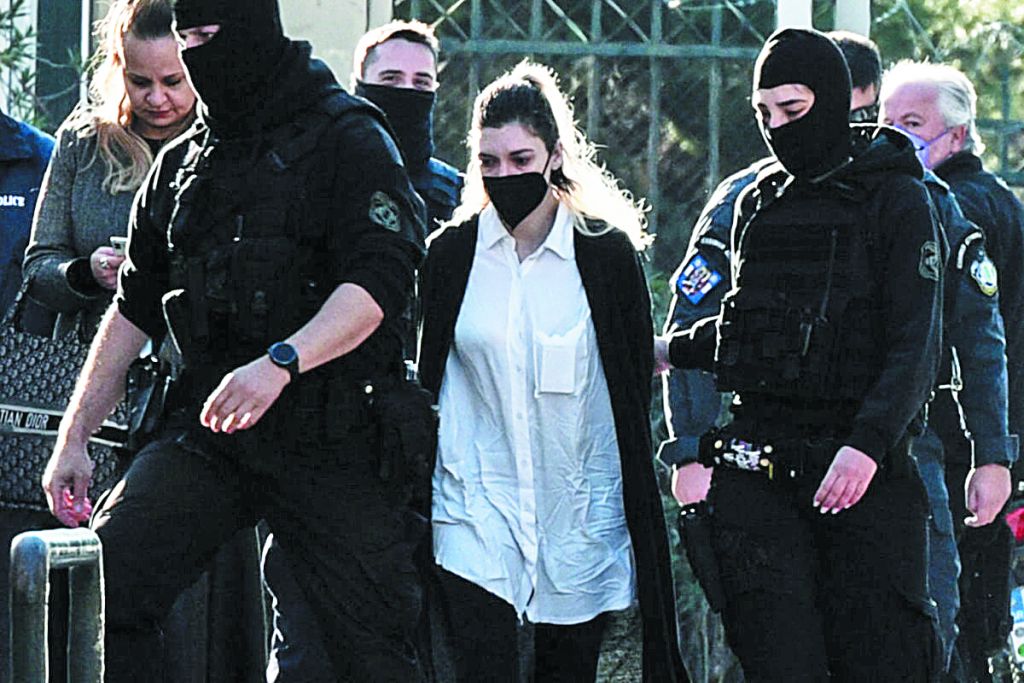 Ποδαρικό με το βλέμμα στα δικαστήρια