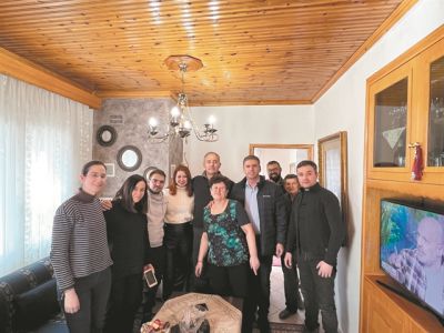 Η πρώτη σεισμόπληκτη οικογένεια που μπήκε στο σπίτι της