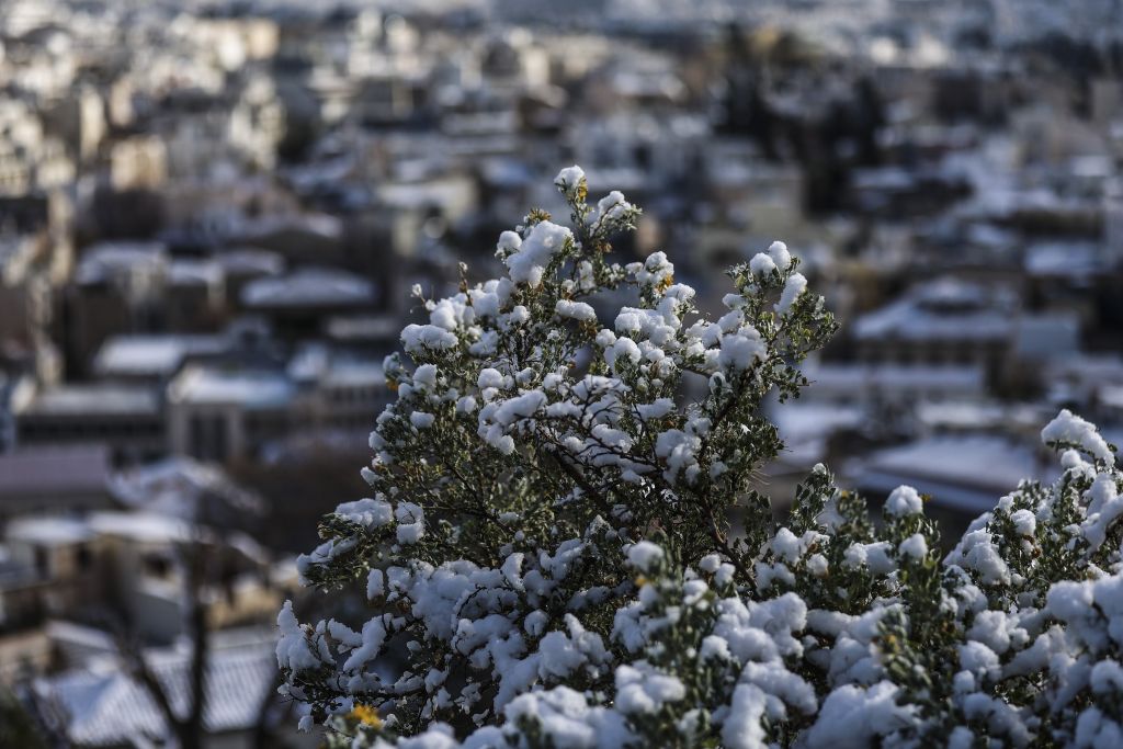 Κακοκαιρία «Μπάρμπαρα»: Πυκνές χιονοπτώσεις μέχρι το απόγευμα και στην Αττική –  Νέα έκτακτο δελτίο της ΕΜΥ