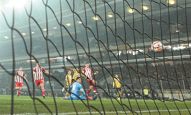 Τα λάθη του, η νίκη της