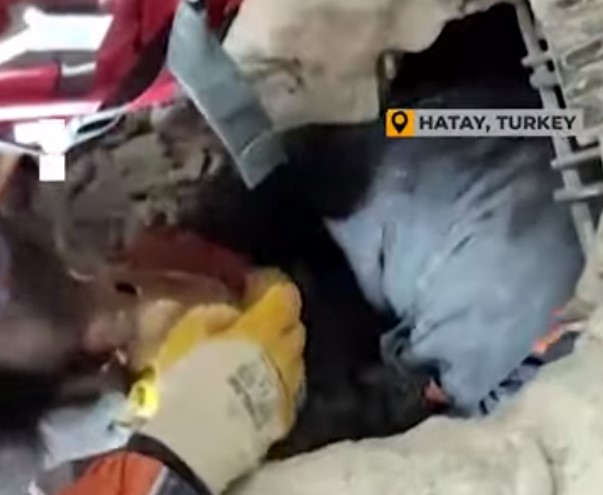 Σεισμός στην Τουρκία: Η μικρή Ελένη διασώθηκε μετά από 68 ώρες στα ερείπια της Χατάι | tanea.gr