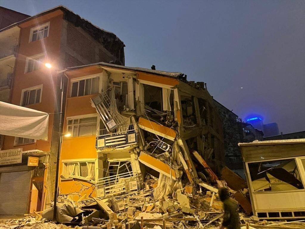 Σεισμός στη Τουρκία – Παναγιώτης Καρύδης: «Τα κτίρια τινάχτηκαν στον αέρα σαν να τους έβαλαν δυναμίτες»