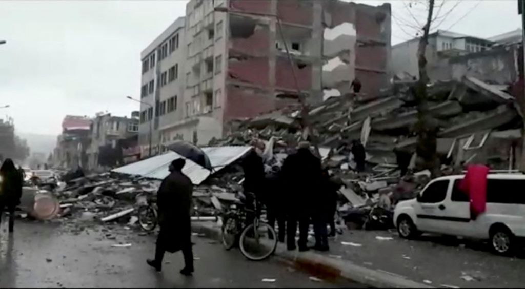 Σεισμός στην Τουρκία: Εκατοντάδες νεκροί από τα 7,8 Ρίχτερ – Θύματα και στη Συρία