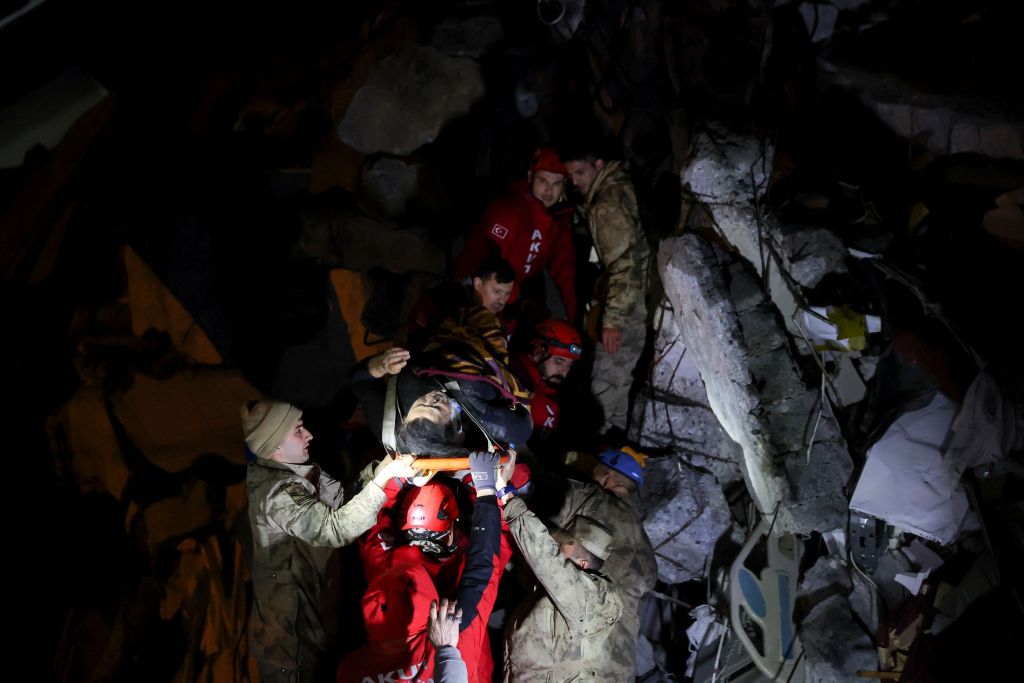 Σεισμός Τουρκία: Ολονύχτια μάχη των διασωστών