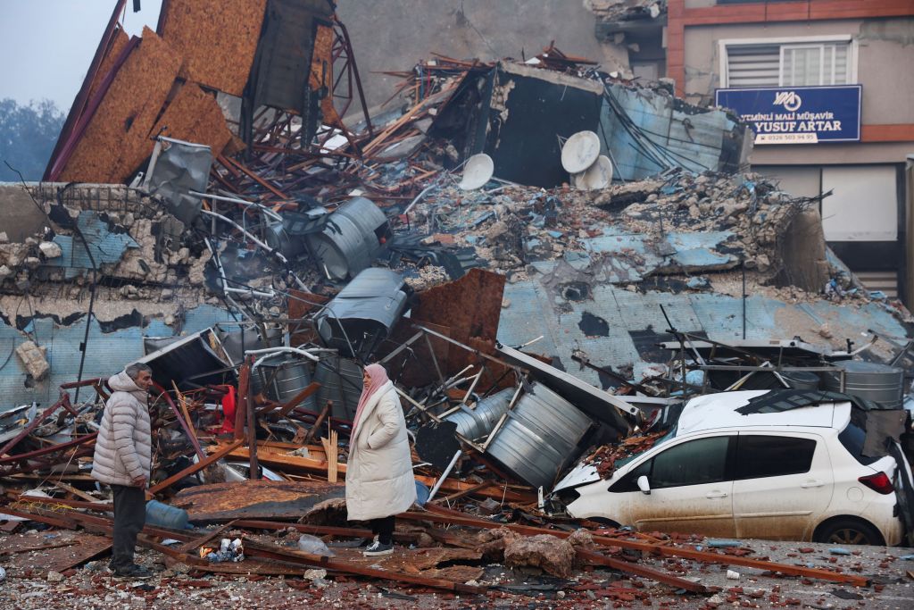Σεισμός στην Τουρκία: Τραγική η κατάσταση στις σεισμόπληκτες περιοχές – Πλησιάζουν τους 5.000 οι νεκροί