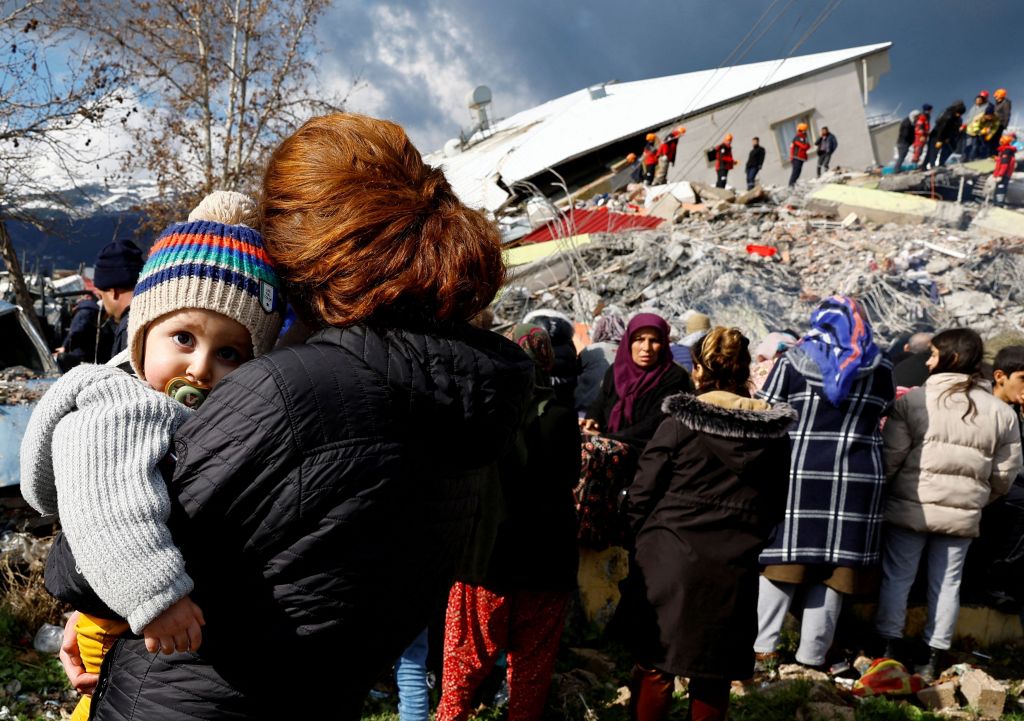 Σεισμός Τουρκία: Μάχη των διασωστών σε αντίξοες συνθήκες – Live όλες οι εξελίξεις