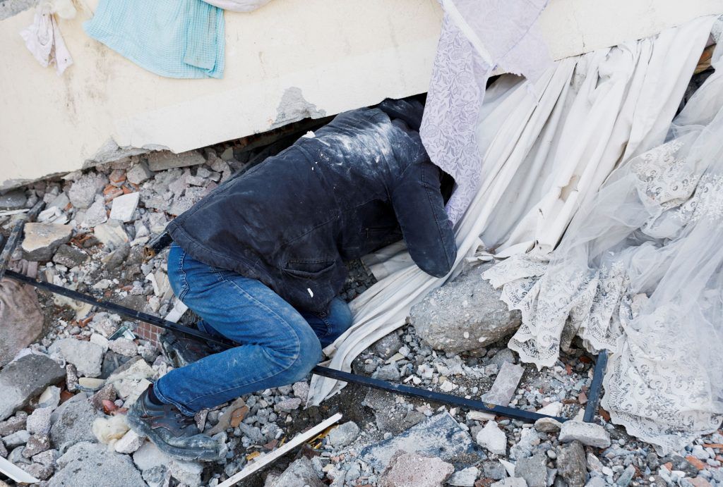 Σεισμός στην Τουρκία: Η ΕΜΑΚ απεγκλώβισε έναν 50χρονο από τα ερείπια | tanea.gr