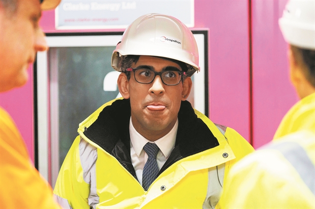 Ανασχηματισμός εν μέσω κύματος απεργιών