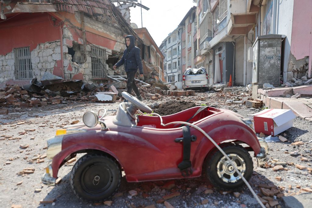 Σεισμός Τουρκία: Τραγικές ώρες στα συντρίμμια – Ενισχύεται η ελληνική αποστολή – Live όλες οι εξελίξεις