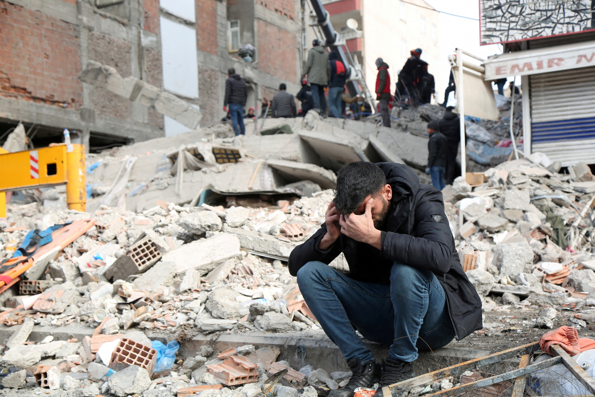 Σεισμός Τουρκία: Αναζητούν τους συγγενείς τους, ελέγχοντας ένα προς ένα τα  πτώματα - ΤΑ ΝΕΑ