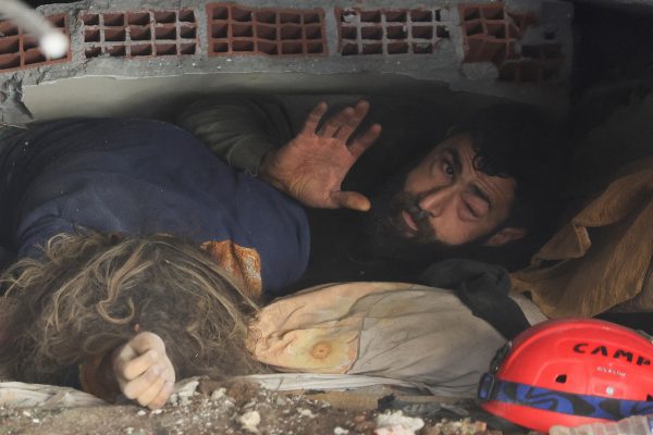 Σεισμός: «Αδειάζει η κλεψύδρα» για τους εγκλωβισμένους σε Τουρκία και Συρία