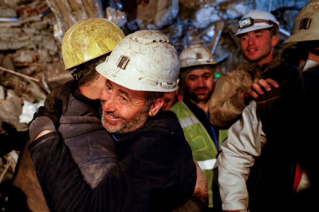 Σεισμός στην Τουρκία: Καρέ καρέ σε time lapse βίντεο οι συγκλονιστικές προσπάθειες των διασωστών