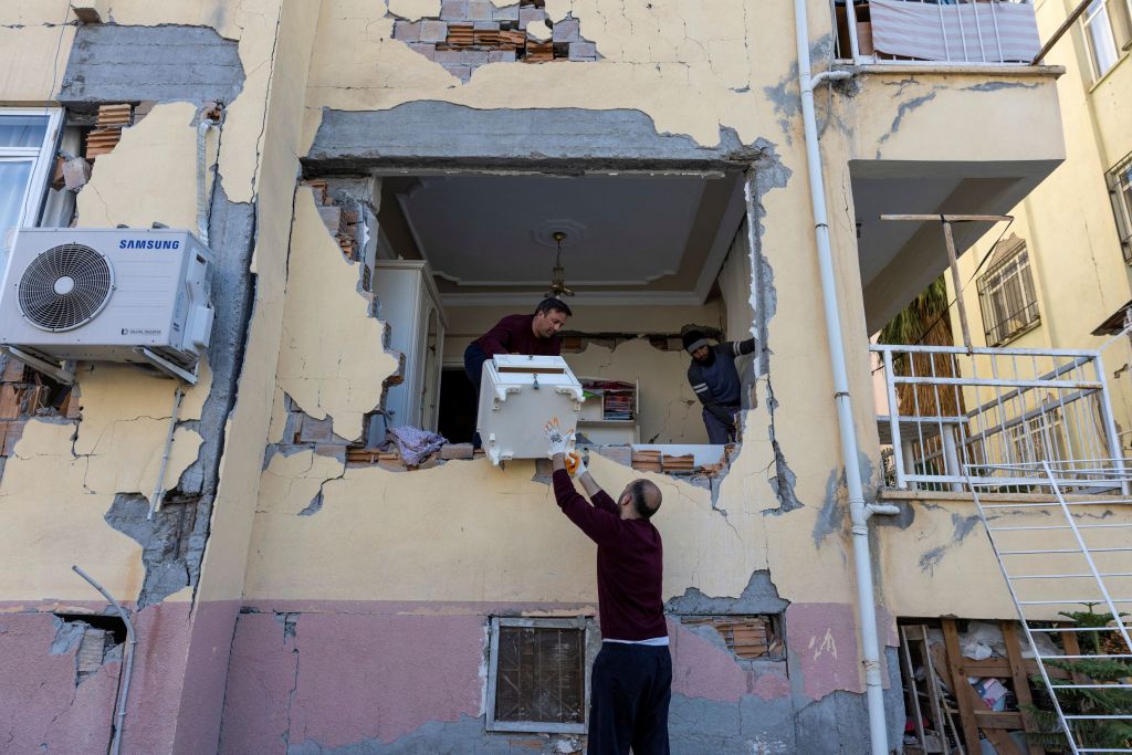 Αναίσχυντοι επιτέθηκαν σεξουαλικά σε θύματα του σεισμού