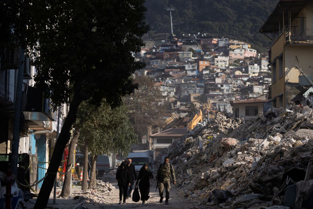 Σεισμός στην Τουρκία: Επταμελής οικογένεια γλίτωσε από το σεισμό, αλλά πέθανε από πυρκαγιά | tanea.gr
