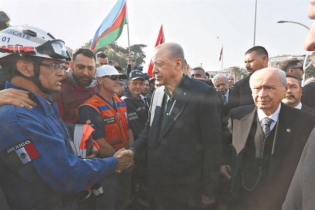 «Μην κοιτάτε που κλαίνε, θέλουν να σας δελεάσουν με χρήματα»