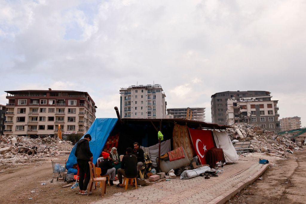 Η Ερυθρά Ημισέληνος πούλησε αντί να δωρίσει σκηνές σε σεισμόπληκτους