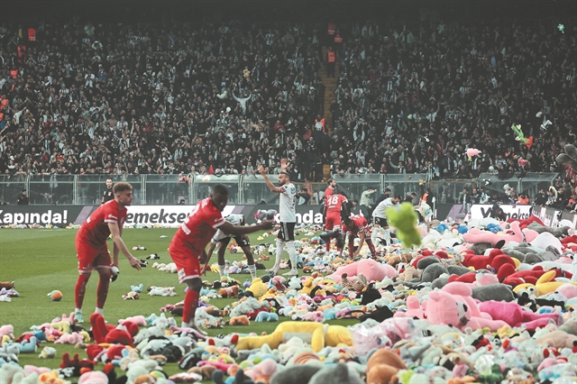 «Παραιτήσου Ερντογάν», φώναζαν από τις εξέδρες των γηπέδων