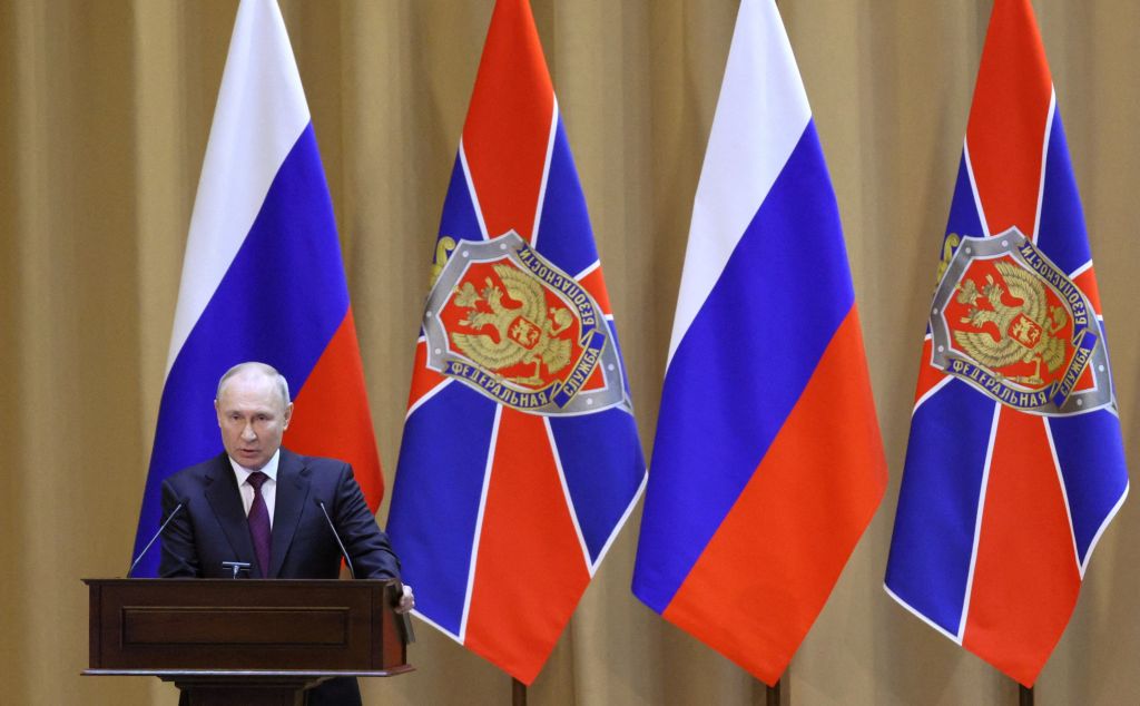 Πως ο Ρώσος πρόεδρος αγοράζει κομμάτι-κομμάτι τη χώρα του για… τα μάτια της Καμπάεβα