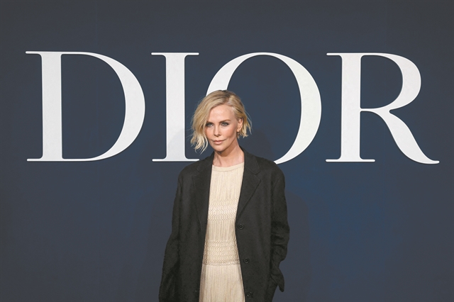 Γοητεία και φορέματα με πανάκριβες πέτρες…