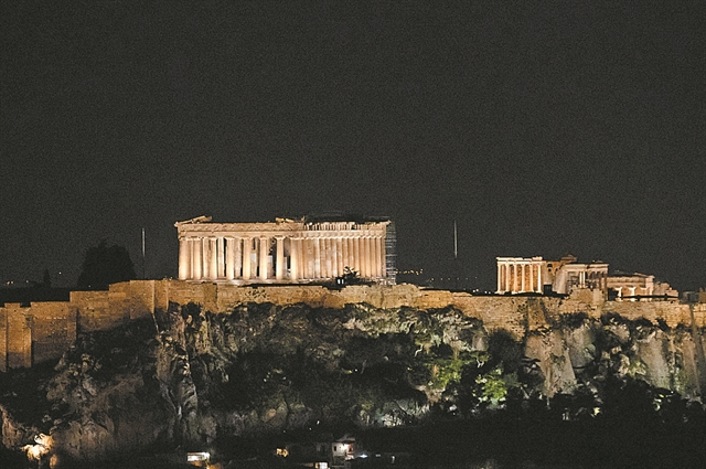 Κοκτέιλ γεμάτο φως, εκεί ψηλά στον Λυκαβηττό…