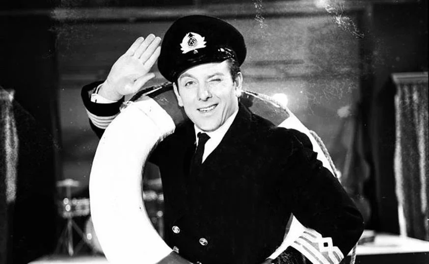 Κώστας Βουτσάς: Τα δύσκολα παιδικά χρόνια και η φορά που πλήρωσε πόρνη για να παραστήσει τη μάνα του