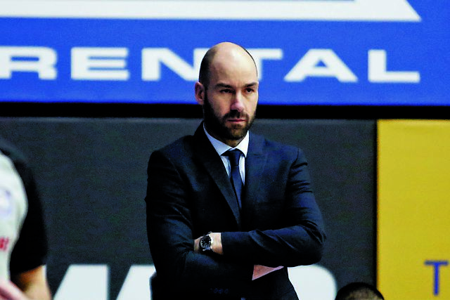 Θα περιμένουν κι αυτός να περπατήσει στο νερό