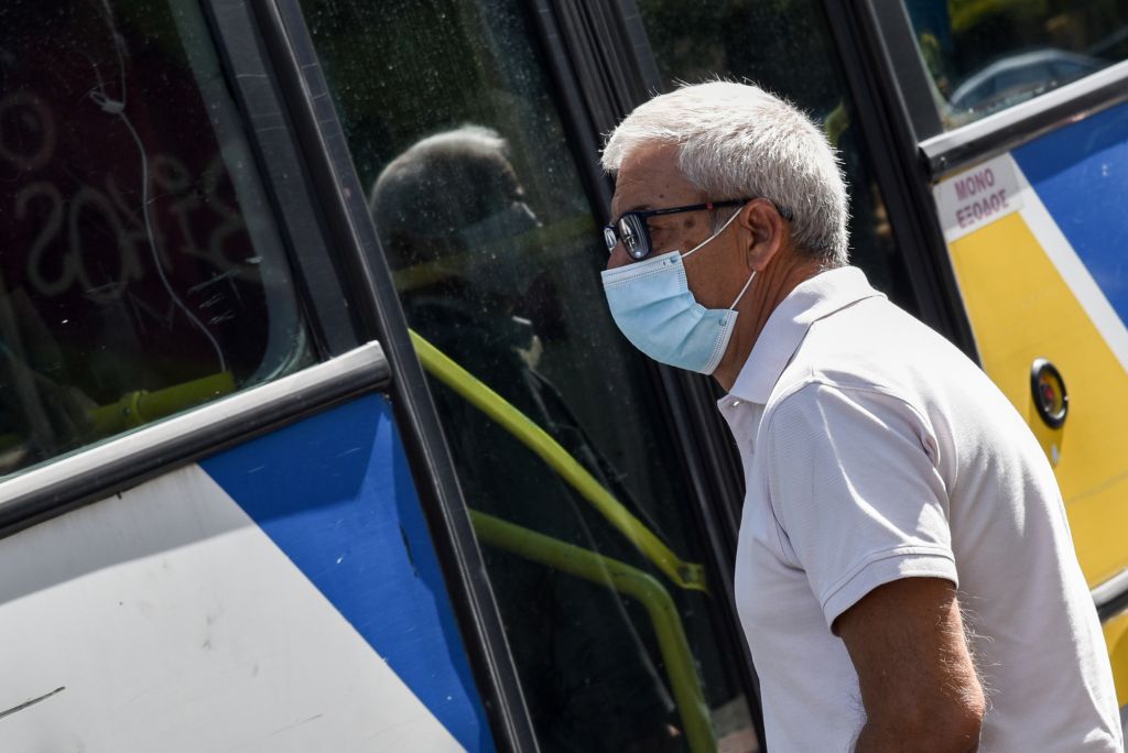 Κοροναϊός: Παραμένει υποχρεωτική η μάσκα στα Μέσα Μαζικής Μεταφοράς – Τσουχτερά πρόστιμα