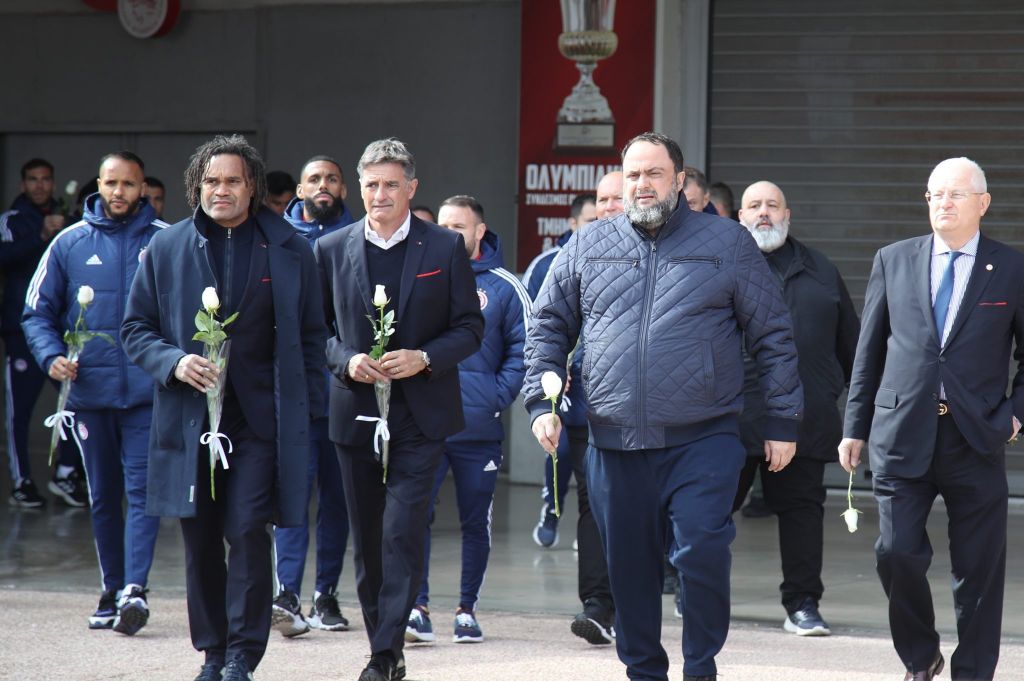 Ο Βαγγέλης Μαρινάκης και η ποδοσφαιρική ομάδα τίμησαν την μνήμη των θυμάτων της Θύρας 7