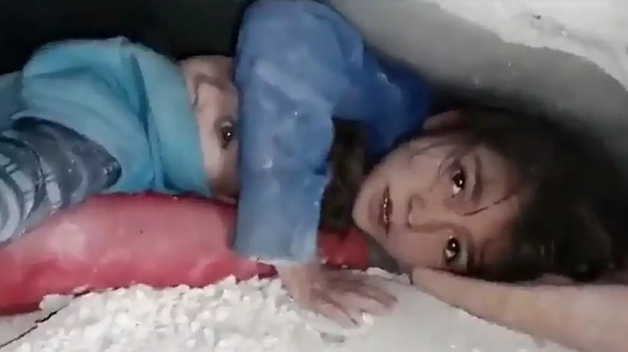 Συγκλονίζει βίντεο με κοριτσάκι που προστατεύει τον αδερφό του κάτω από τα συντρίμμια
