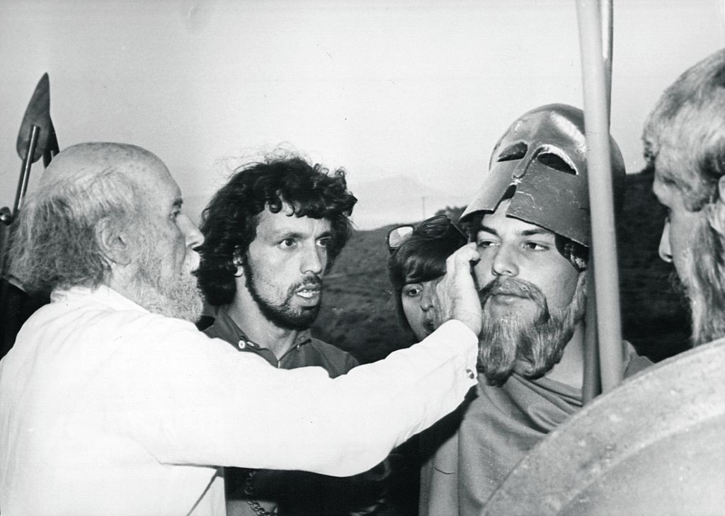 «Ζωγραφίζοντας»  για το θέατρο