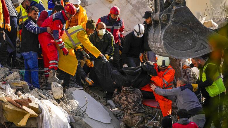 Διαψεύδει η ελληνική Ομάδα Διάσωσης ότι απειλήθηκε με όπλα για να συνεχίσει τις έρευνες