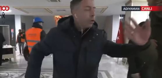 Σεισμός στην Τουρκία: Ρεπόρτερ κρύβει το μικρόφωνο για να μην ακουστούν διαμαρτυρίες κατά του Ερντογάν