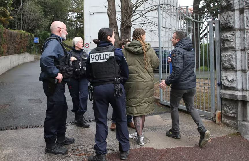 Γαλλία: «Μία φωνή μου είπε να το κάνω» – Τι είπε ο 16χρονος που έσφαξε την καθηγήτρια των Ισπανικών