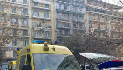 Θεσσαλονίκη:  Έπεσε από μπαλκόνι πολυκατοικίας – «Πήρε τηλέφωνο τον γιο της και είπε ότι θα αυτοκτονήσει»