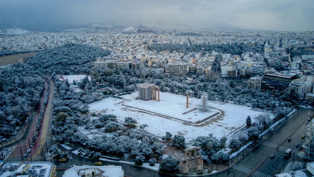 Κακοκαιρία Μπάρμπαρα: Η χιονισμένη Αθήνα από ψηλά σε εντυπωσιακό βίντεο