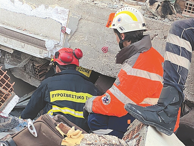 Οι έλληνες της ΕΜΑΚ ανέσυραν τέσσερα άτομα ζωντανά από τα χαλάσματα | tanea.gr