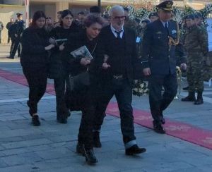 Πτώση Φάντομ στην Ανδραβίδα: Στην εκκλησία για την κηδεία η οικογένεια του υποσμηναγού