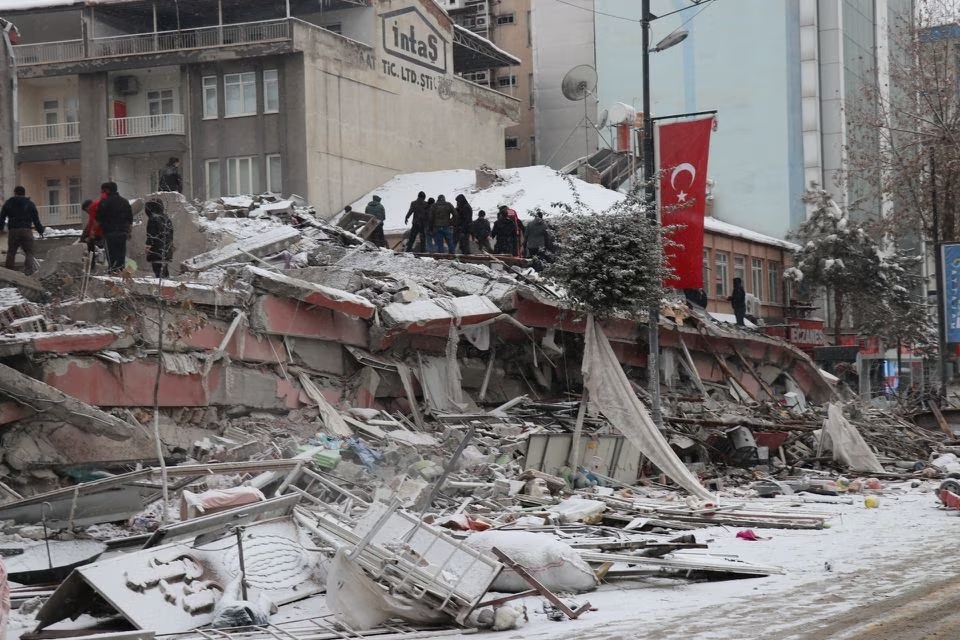 Σεισμός στην Τουρκία: Πάνω από 1.600 οι νεκροί - Κατέρρευσαν εκατοντάδες κτίρια | tanea.gr