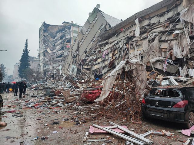 Σεισμός στην Τουρκία: Αυξάνεται διαρκώς ο αριθμός των νεκρών – Χιλιάδες οι εγκλωβισμένοι και οι τραυματίες
