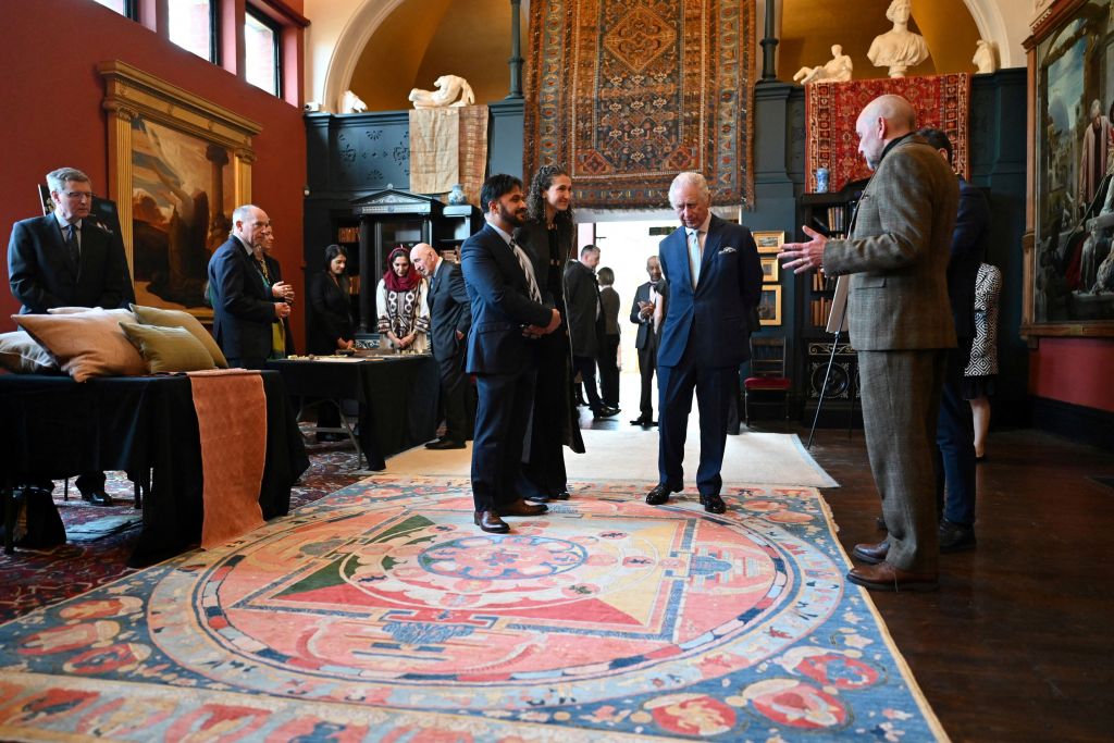 Κάρολος: Η τρύπια κάλτσα του βασιλιά κάνει τον γύρο του κόσμου