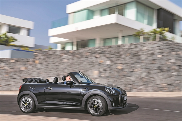 Σε 999 αντίτυπα ΤΟ ΗΛΕΚΤΡΙΚΟ MINI CABRIO